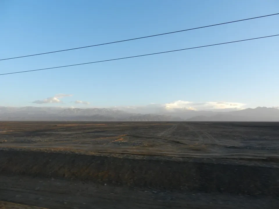 Paesaggio vasto e arido sotto un cielo sereno in Cina.
