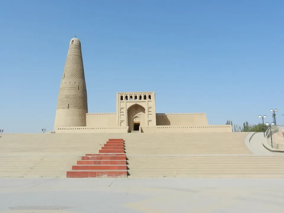 Vista della moschea con una cupola a forma di cono in pietra.