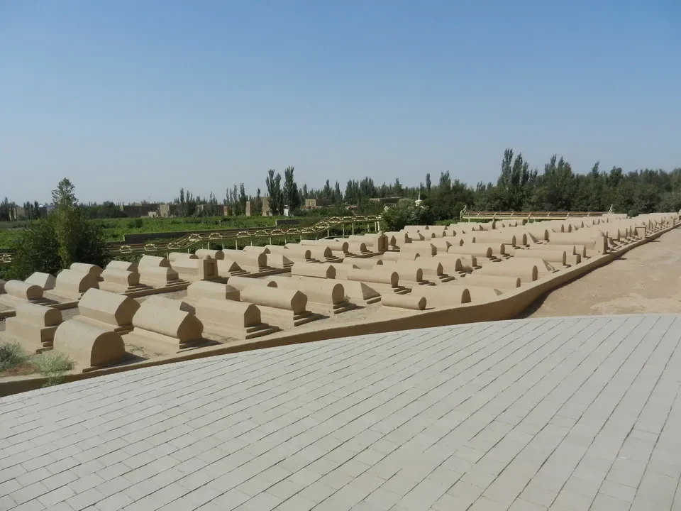 Vista di una serie di tombe a gradoni in un paesaggio arido cinese.