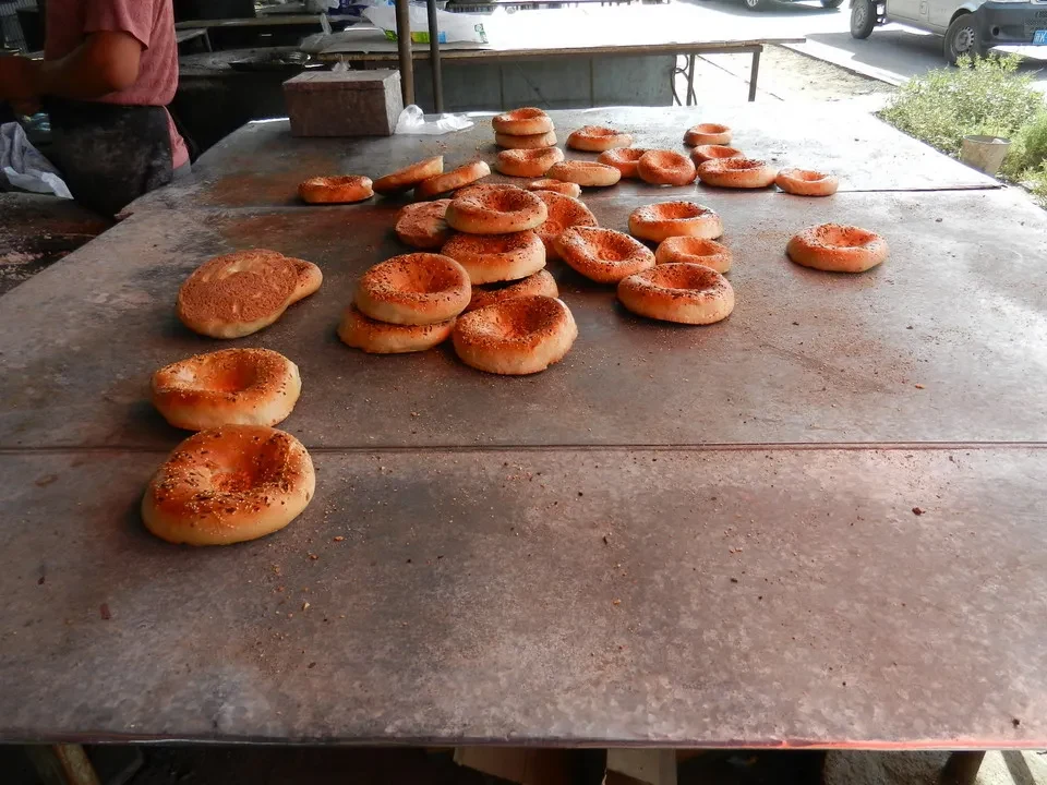Pane dorato è disposto su una superficie metallica all'aperto.