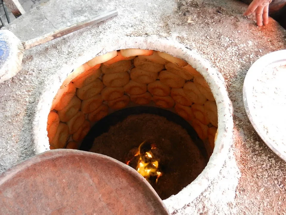 Forno a legna in Cina con fuoco acceso.