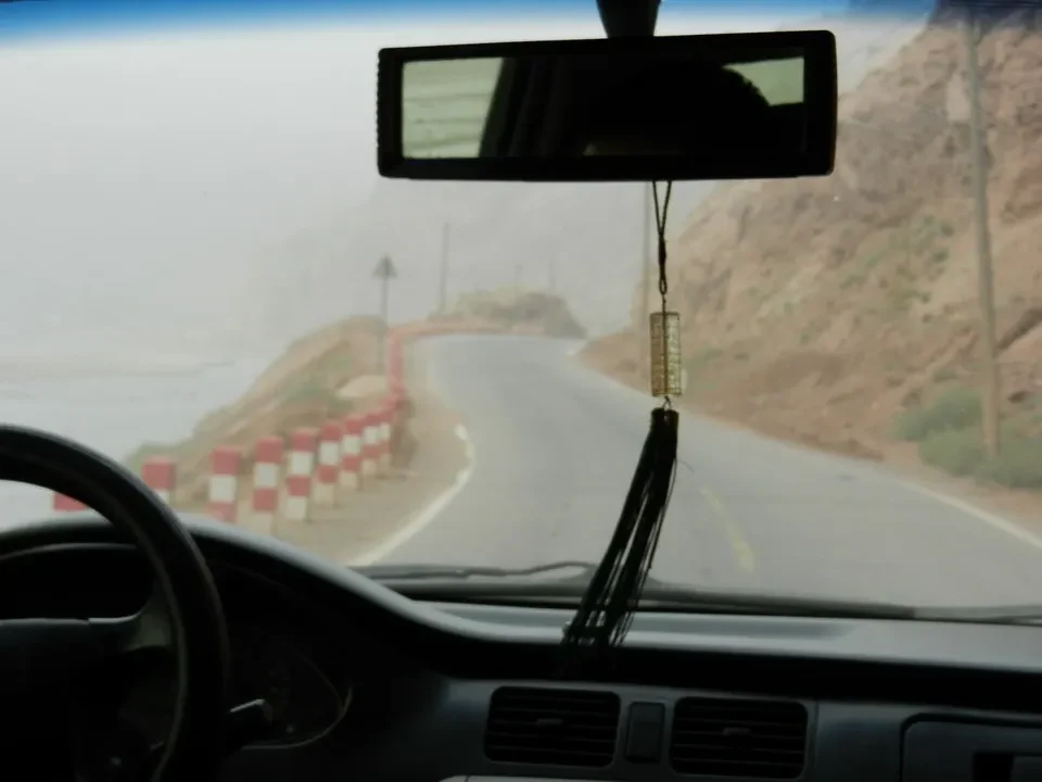 Una vista panoramica della strada in una regione montuosa della Cina con nebbia.