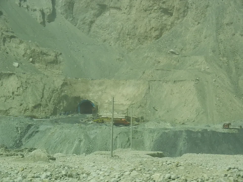 Paesaggio minerario con pendii di terra nella Cina.