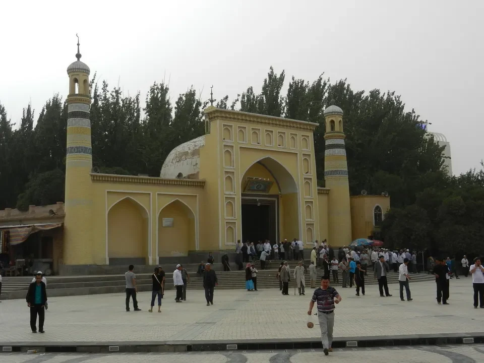 Una moschea in stile tradizionale si trova in una piazza aperta.