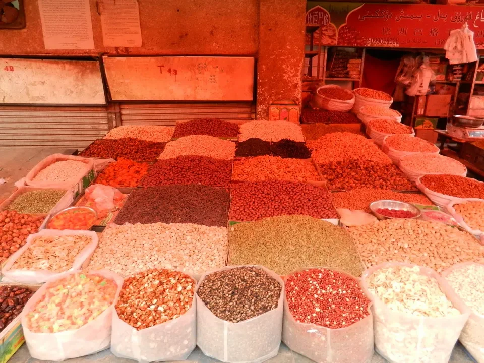Una varietà di legumi e cereali sono esposti su scaffali in un mercato cinese.