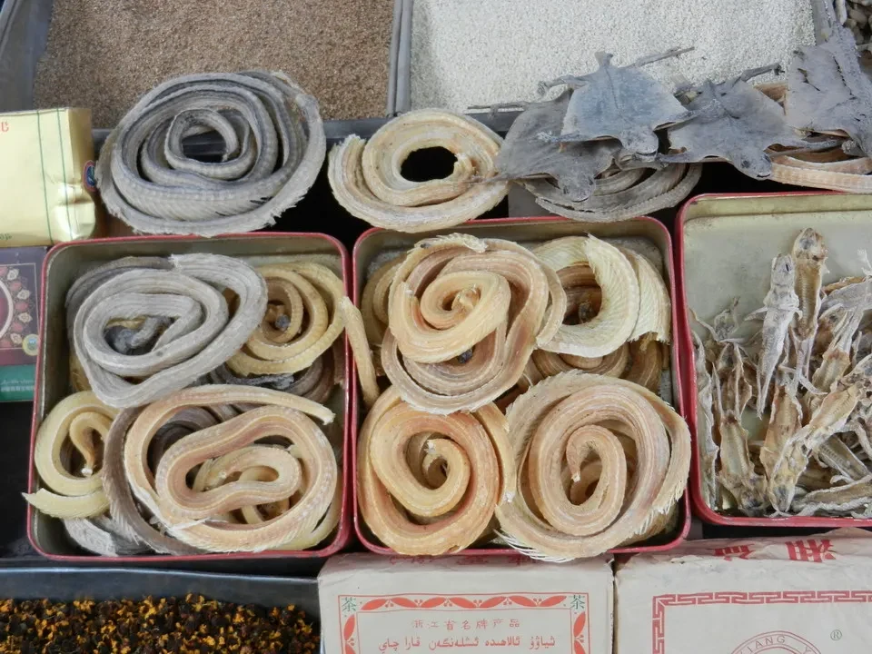 Una galleria di prodotti in pelle o tessuto esposti in un mercato.