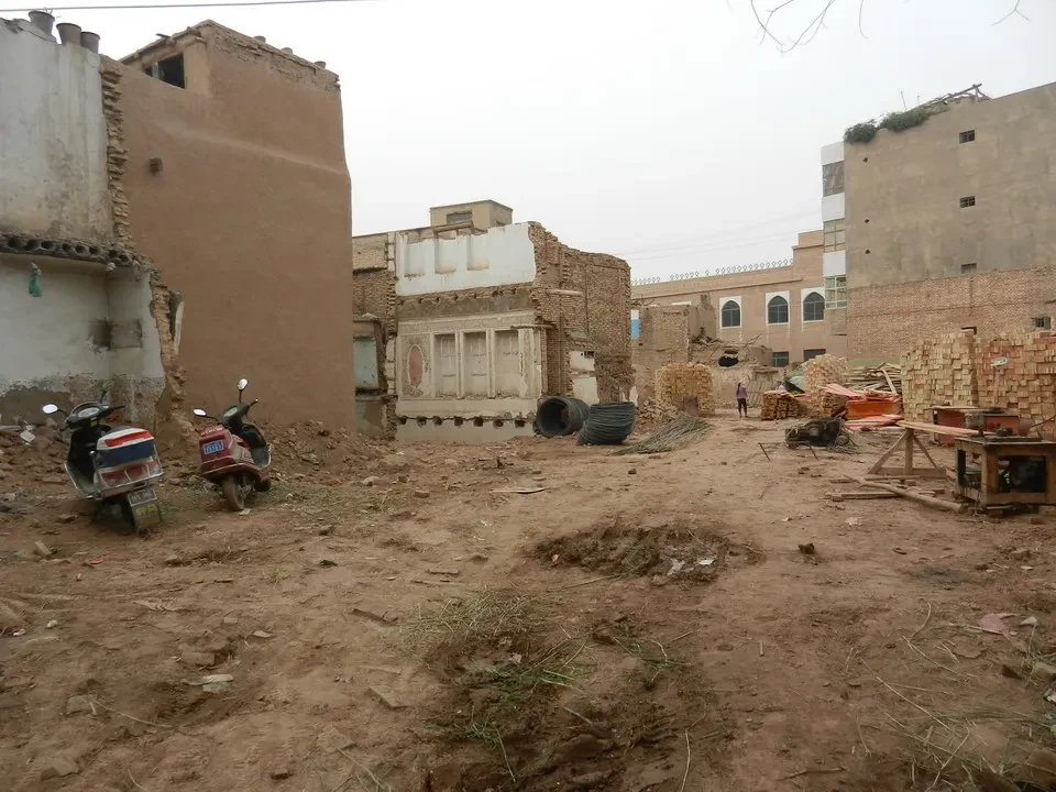 Una veduta esterna di edifici in terra battuta in una zona rurale della Cina.