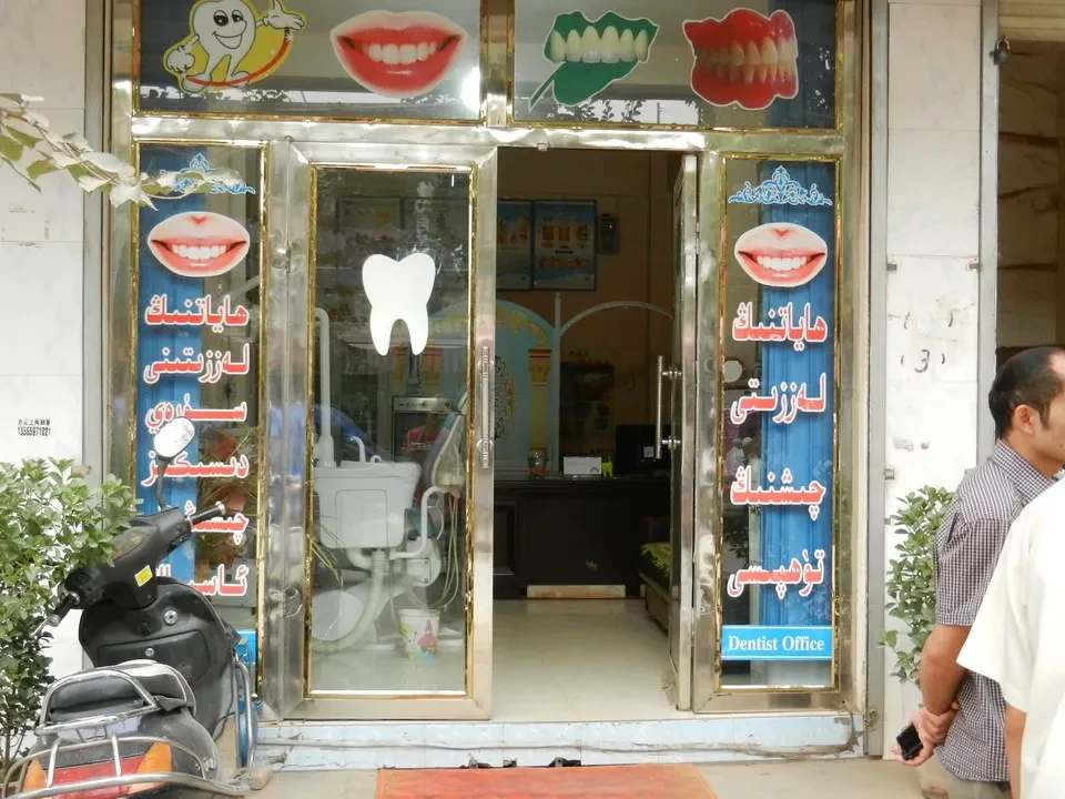 Esterno di un'officina dentistica con decorazioni a tema denti.