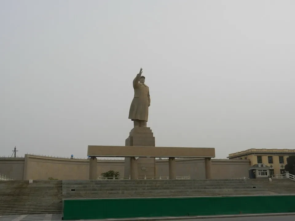 Statua di Mao in una piazza esterna in Cina.