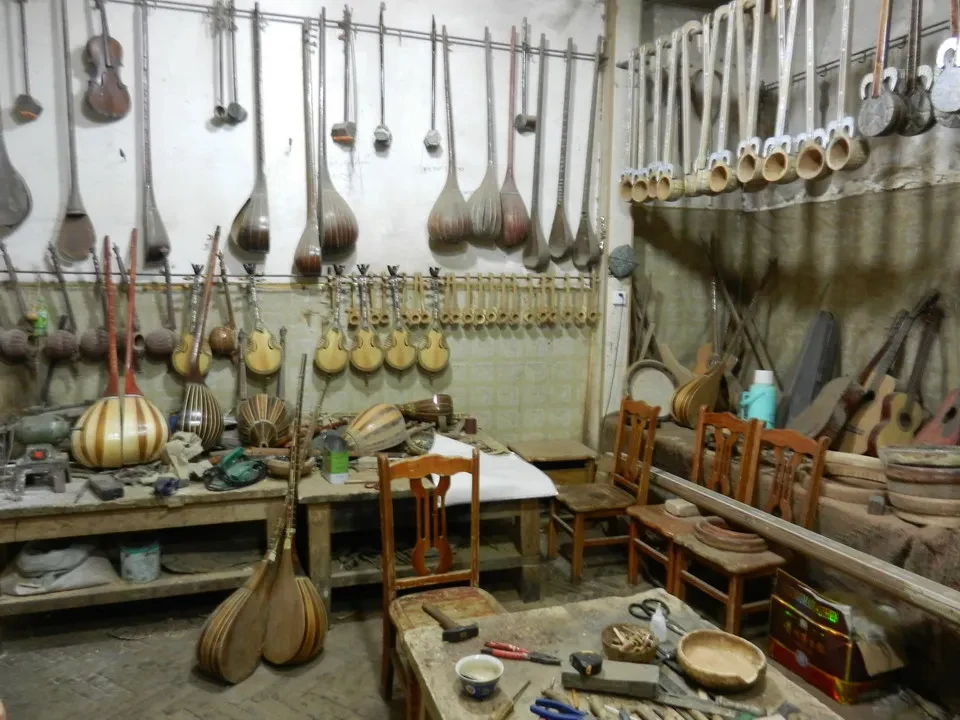 Esposizione di utensili e oggetti in legno all'interno di uno spazio interno.