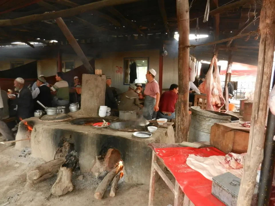 Mercato del bestiame in una struttura rurale in Cina.