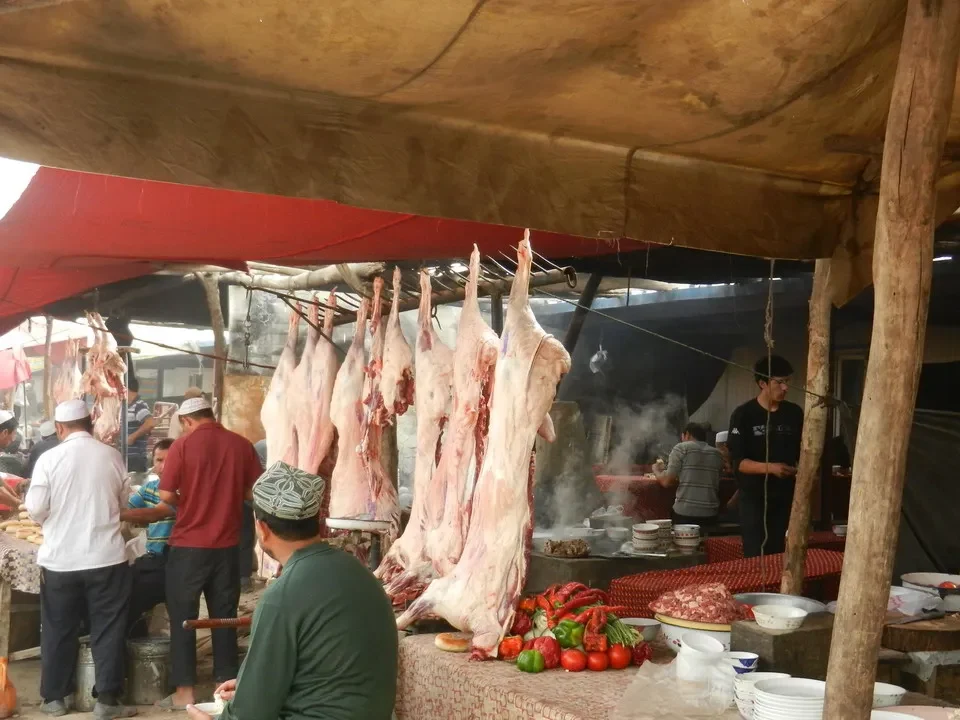 Mercato di bestiame in una strada di Kashgar, Cina.
