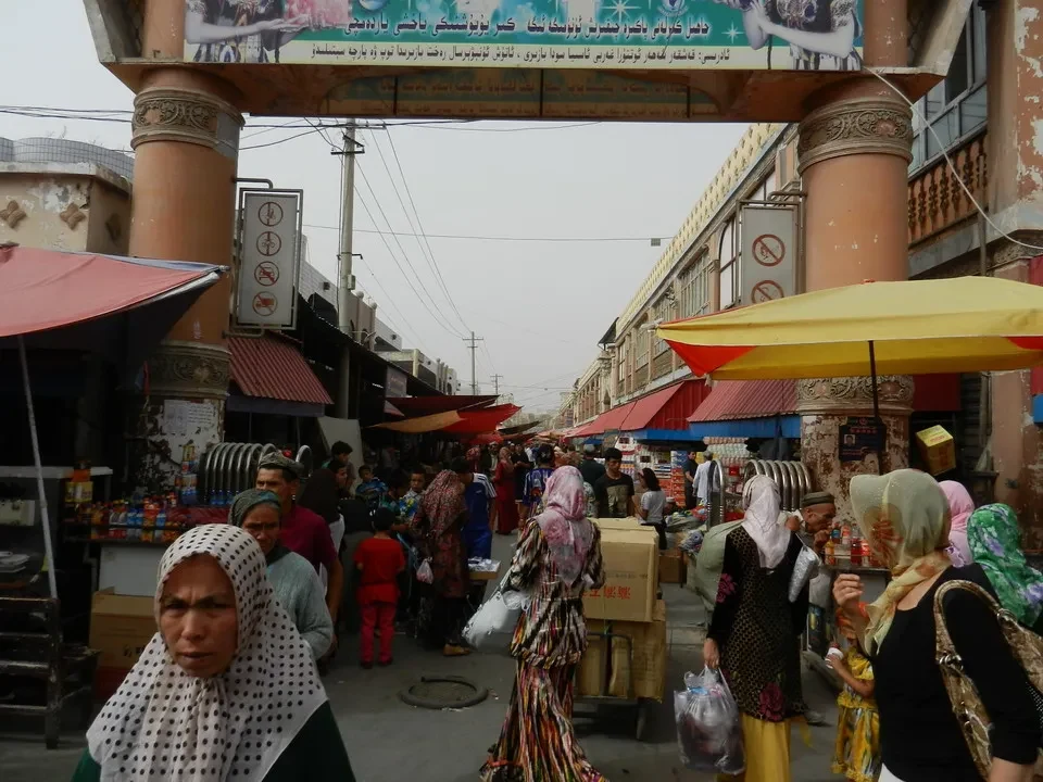 Mercato domenicale a Kashgar in Cina con venditori e negozi all'aperto.