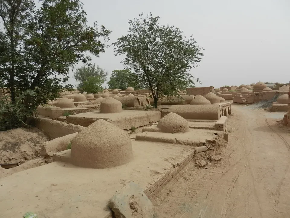 Vista del cimitero di Uiguro a Kashgar, Cina.