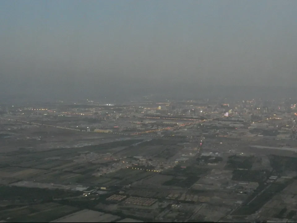 Vista aerea di una città in Cina al tramonto o all'alba con un paesaggio arido.