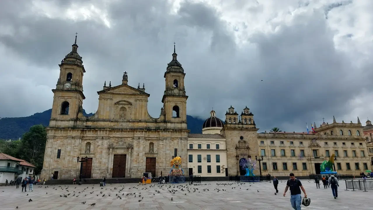La Cattedrale di Bogotá domina la piazza con un cielo nuvoloso.