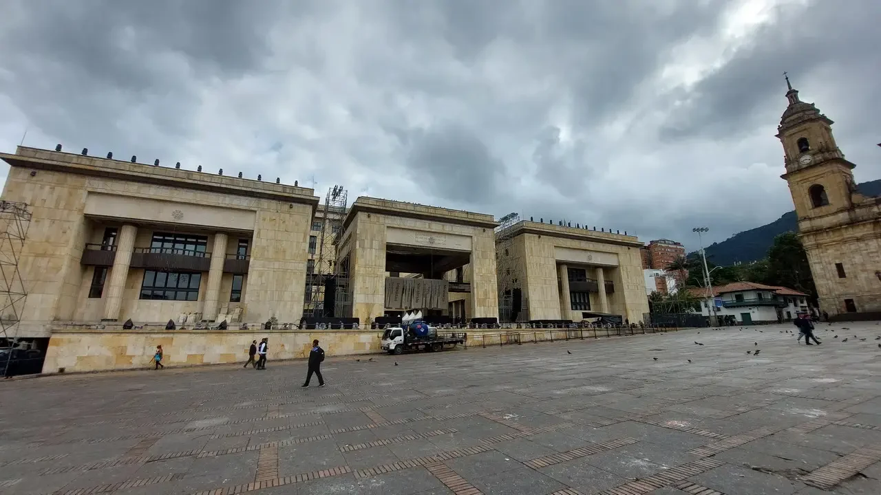 Vista della facciata del Palacio de Justicia a Bogotà con una torre campanaria in primo piano.