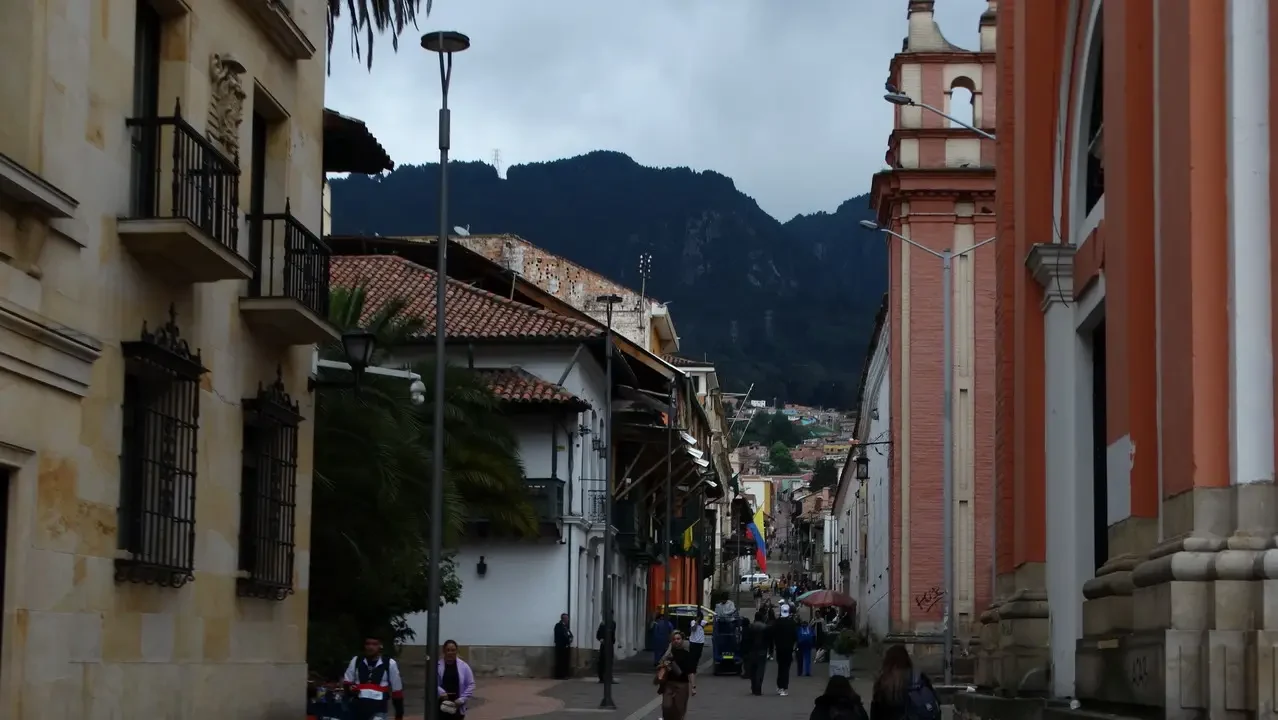Vista di una strada storica con edifici in stile coloniale in Colombia.