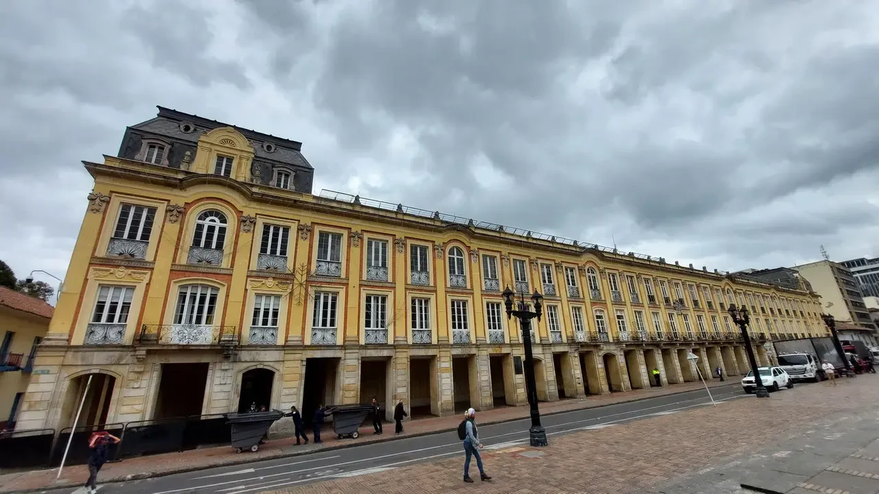 Facciata del Palacio Lievano a Bogotà in Colombia sotto un cielo nuvoloso.