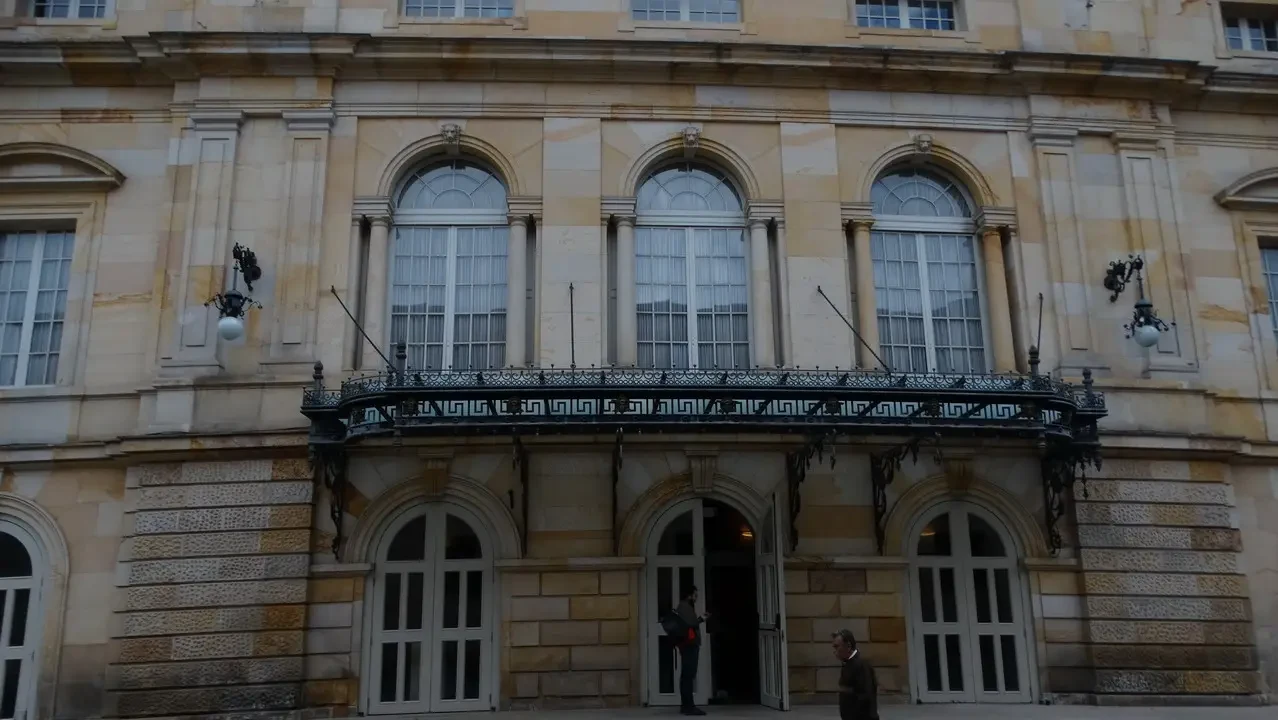 Facciata elegante di un edificio storico a Bogotà, Colombia.