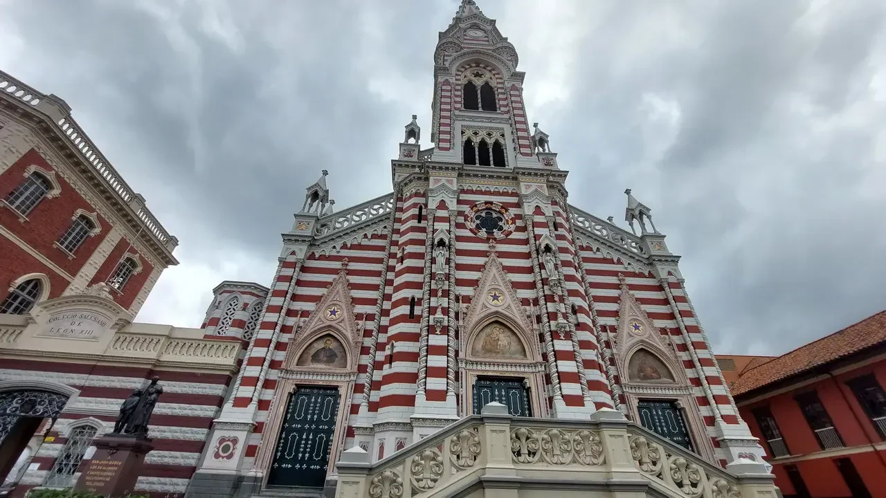 Facciata della Chiesa di San Juan Bosco a Bogotà, Colombia.