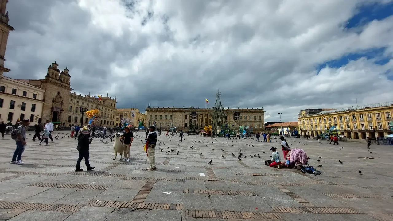 Una veduta ampia della Plaza Bolívar a Bogotá, Colombia sotto un cielo nuvoloso.