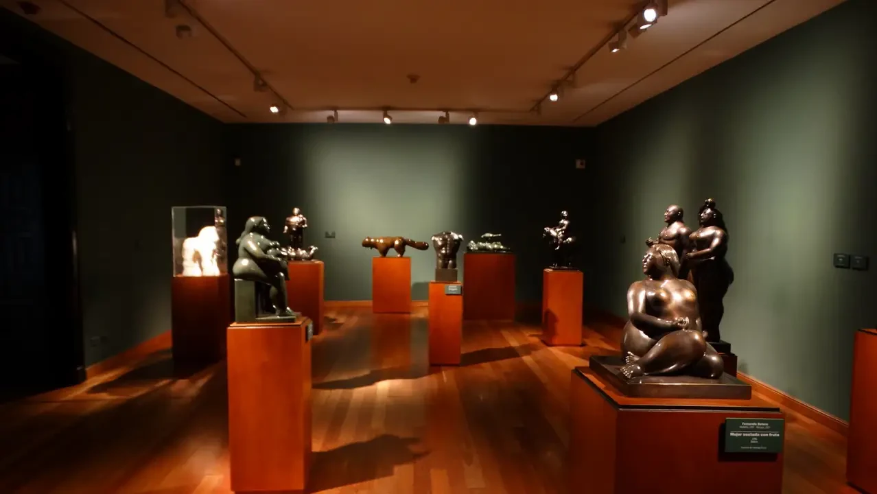 Una galleria d'arte mostra sculture in bronzo all'interno di un museo colombiano.