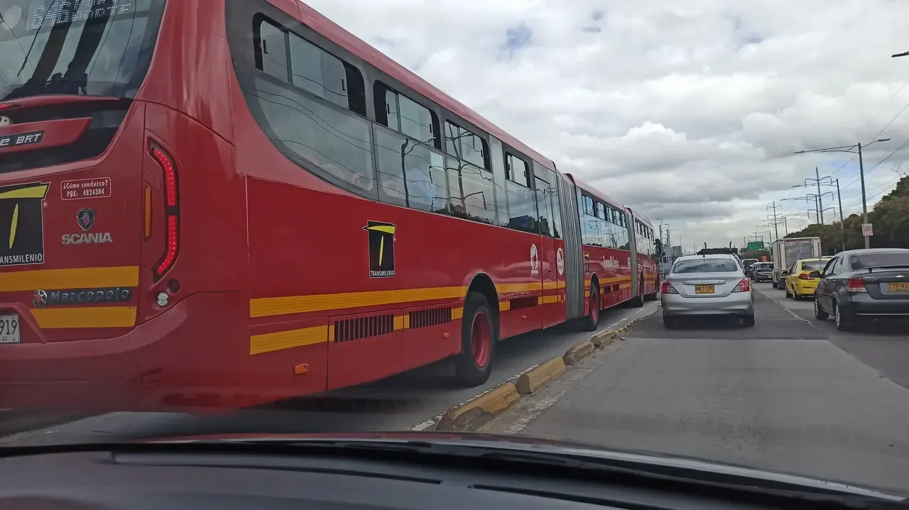 Un autobus rosso percorre una strada in Colombia.