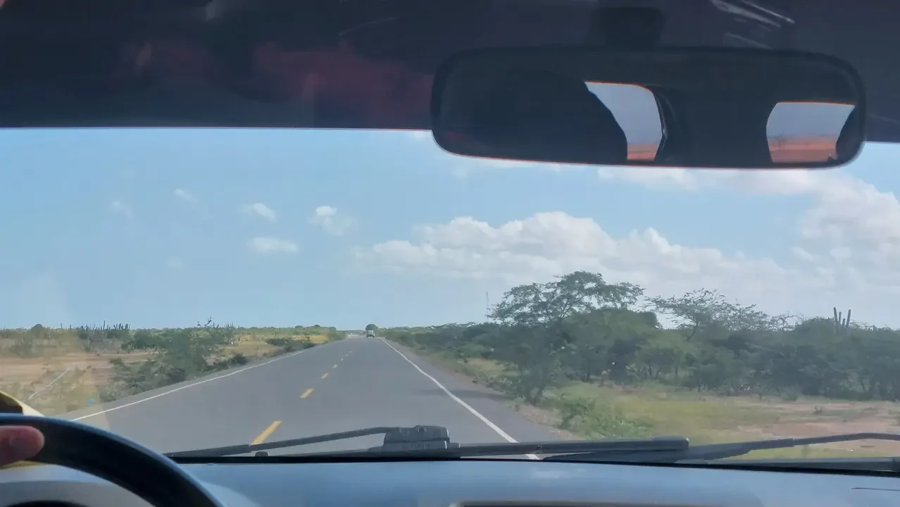 Una strada asfaltata attraversa un paesaggio rurale in Colombia.