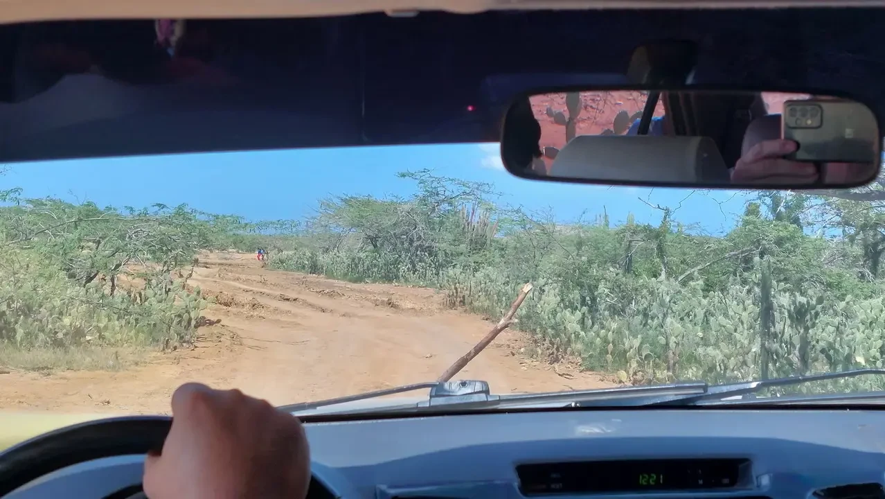 Vista esterna del paesaggio durante un viaggio in auto in Colombia.
