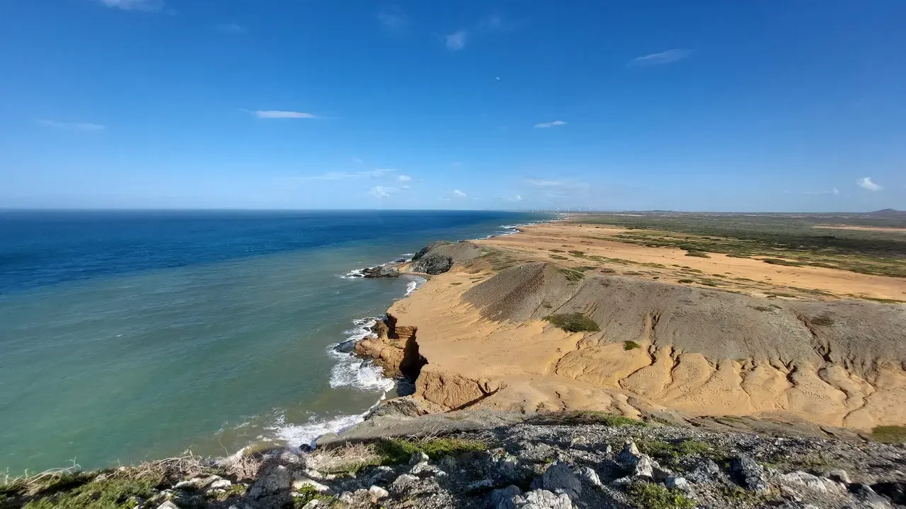 Paesaggio costiero arido con la costa del mare e la terra secca in Colombia.
