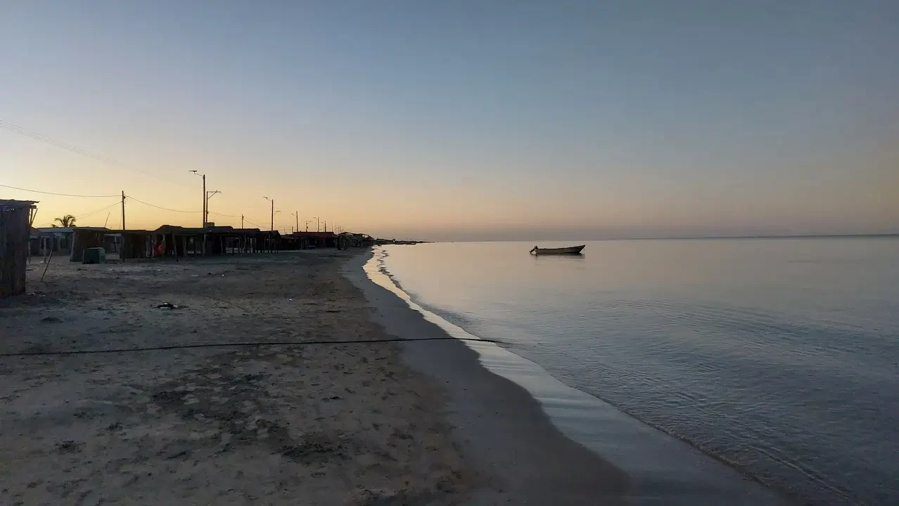 Un villaggio sulla costa della Guajira in Colombia al tramonto.