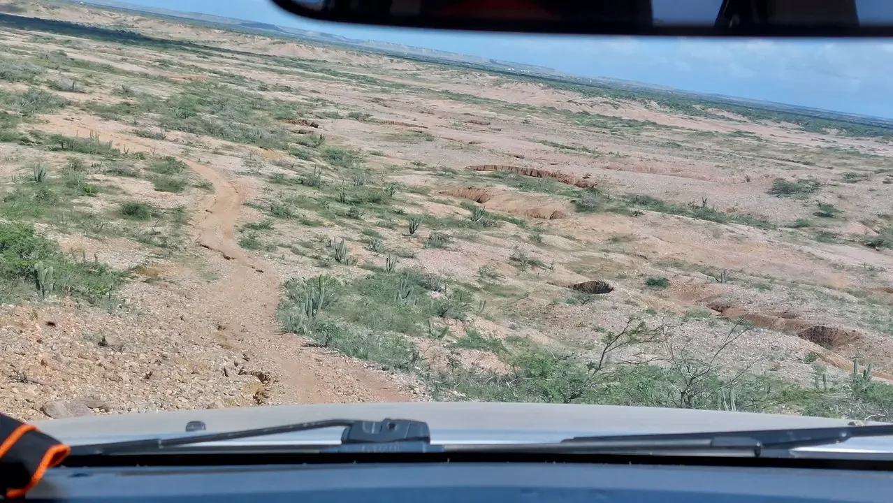 Paesaggio arido della Guajira in Colombia visibile dalla strada.