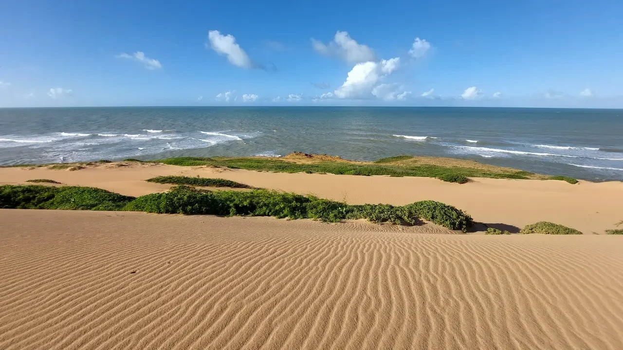 Dune di sabbia dorata lungo la costa colombiana.
