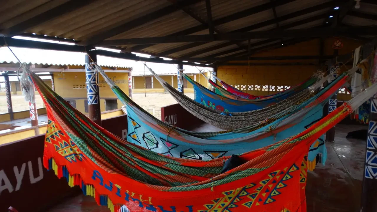 Decorazione colorata di tessuti appesa sotto una tettoia in un luogo in Colombia.