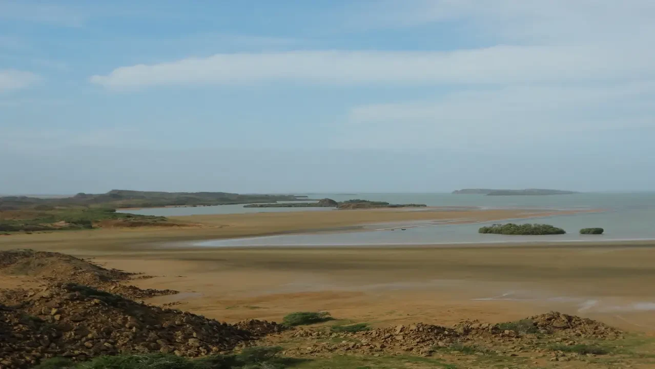 Paesaggio costiero arido della Guajira in Colombia sotto un cielo aperto.