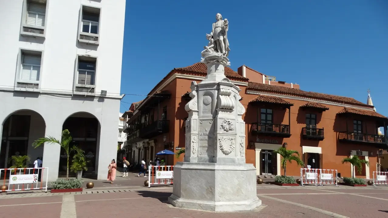Una piazza con edifici storici e una statua in primo piano in Colombia.
