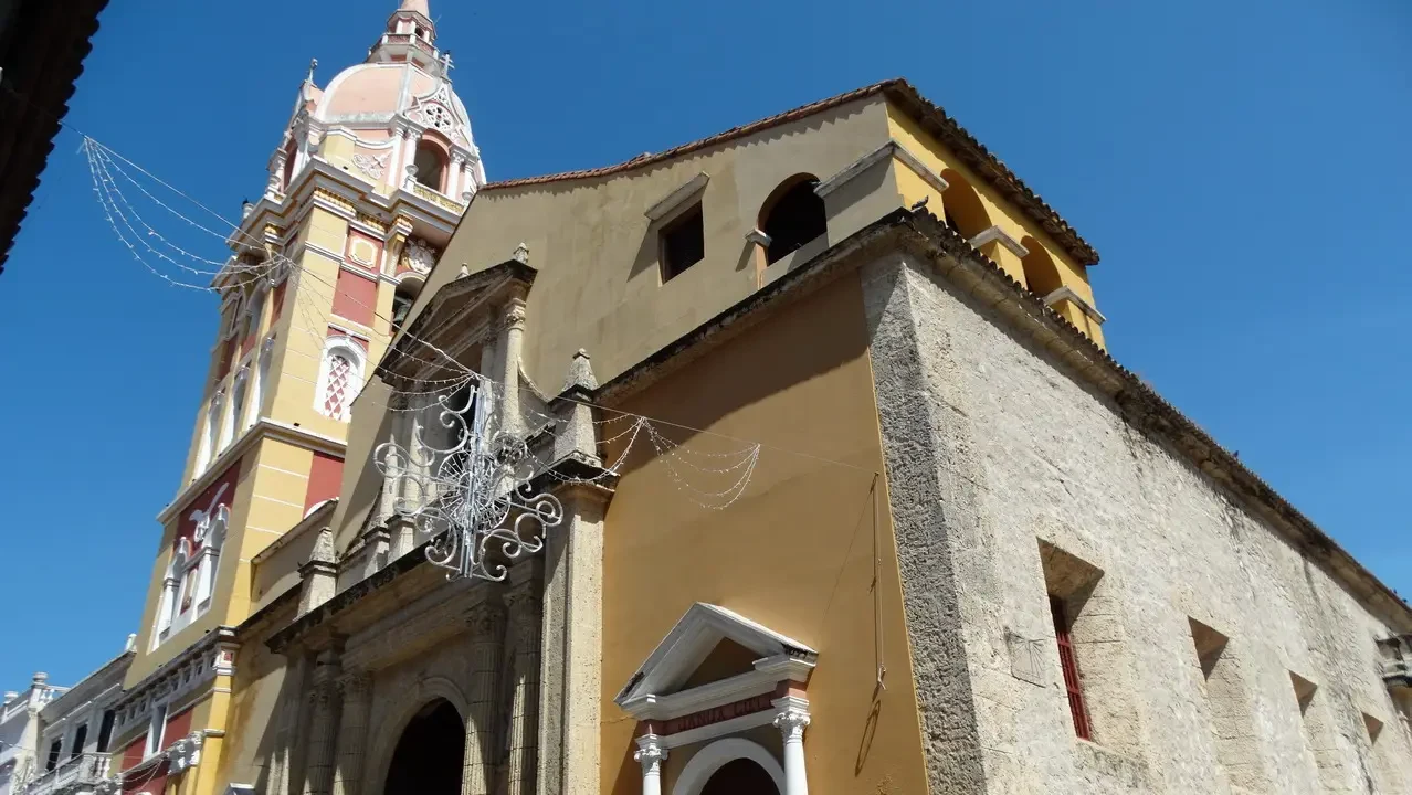Facciata della Cattedrale di Cartagena in Colombia sotto il cielo blu.