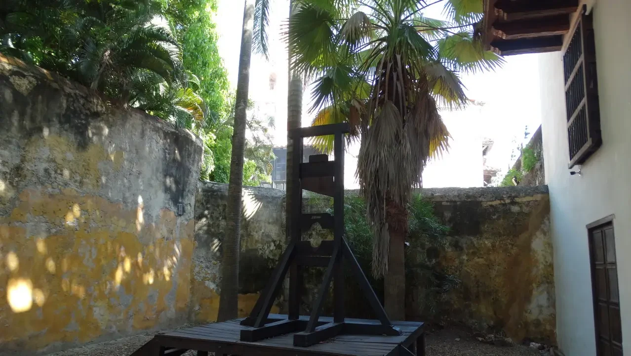 Vista esterna di un museo a Cartagena con vegetazione lussureggiante e mura antiche.
