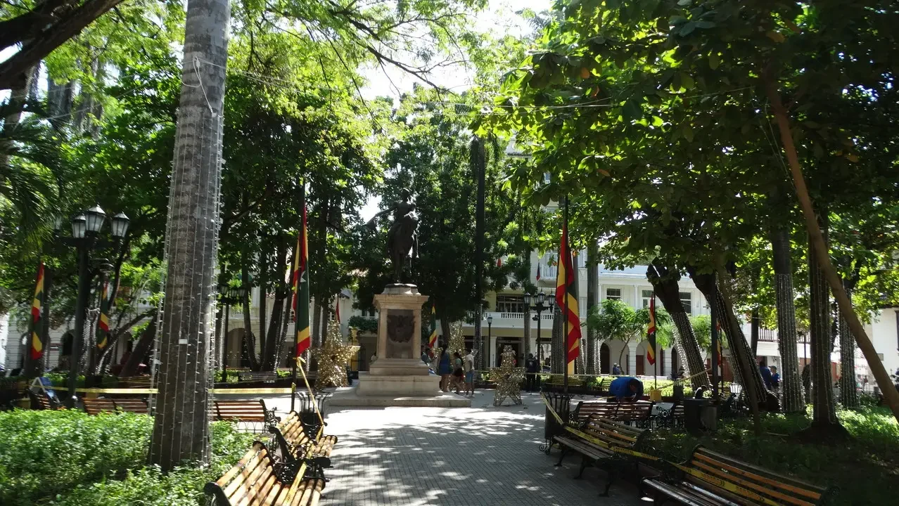 Una veduta verde e ombreggiata della Plaza de Bolívar a Cartagena, Colombia.