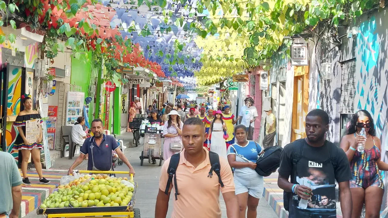 Una strada pedonale colorata e vivace in un mercato colombiano pieno di bancarelle.