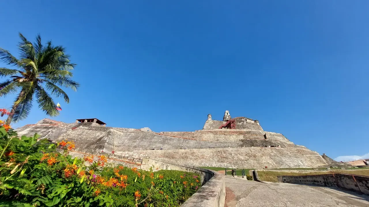 Una vista panoramica della fortezza di Cartagena in Colombia sotto un cielo azzurro.