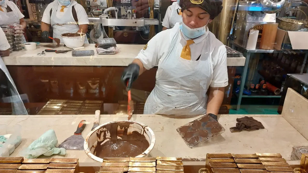 Artigiani lavorano il cioccolato a Cartagena.