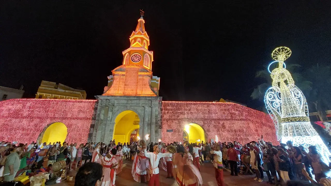 Una veduta notturna di un evento festivo con architetture storiche in Colombia.