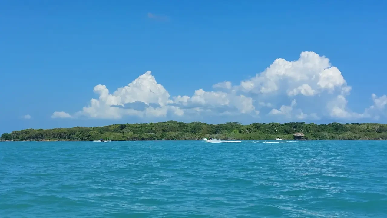Mare turchese e isole verdi sotto un cielo azzurro tropicale.