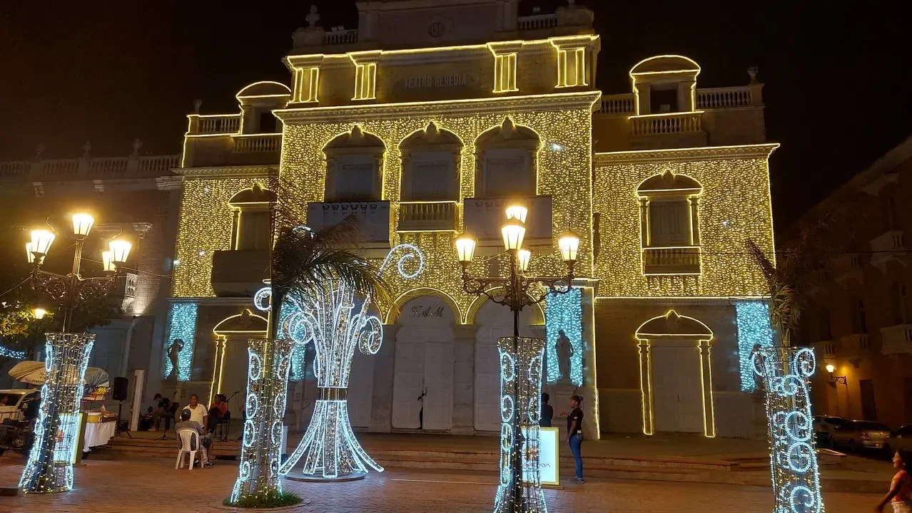 Facciata illuminata di un edificio storico a Cartagena, Colombia.
