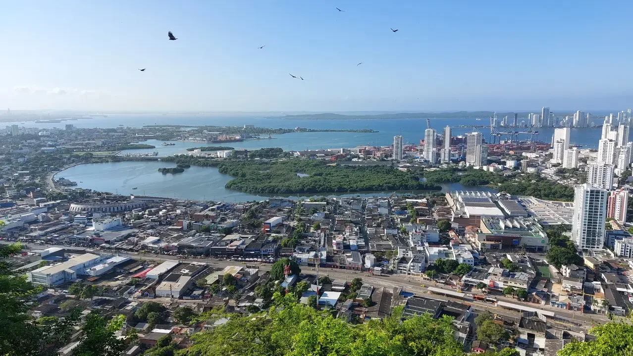 Vista aerea di Cartagena con un ampio panorama urbano e una baia naturale.