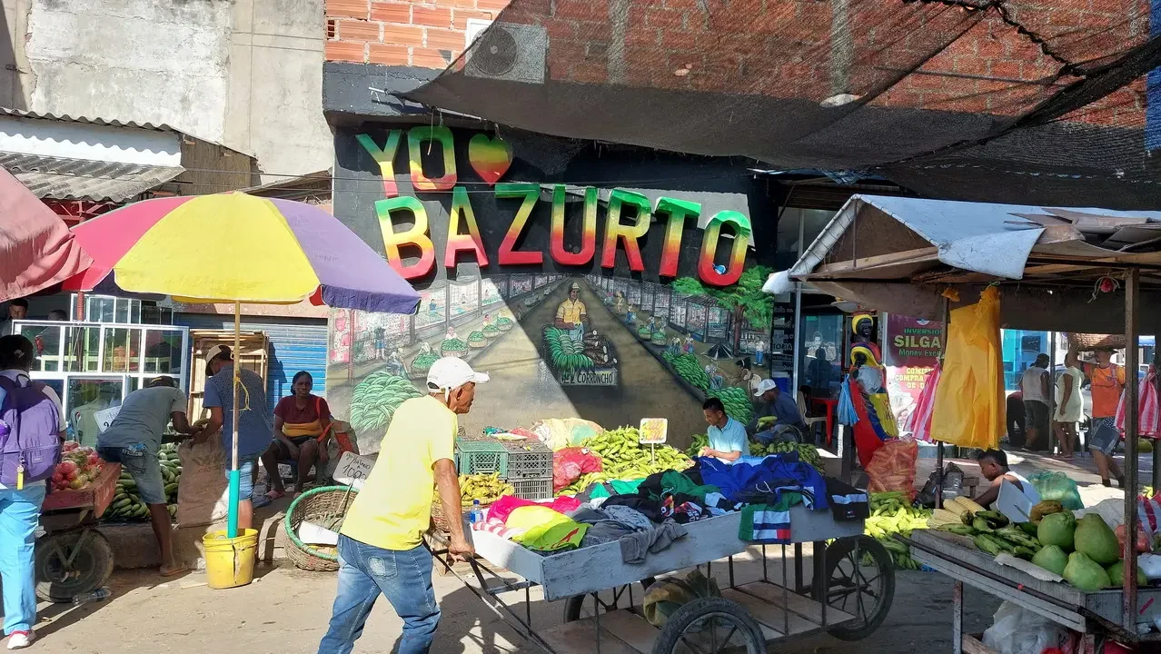 Mercato de Bazurto a Cartagena, Colombia con venditori e merci all'aperto.