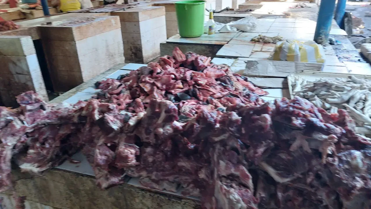 Carne macellata esposta in un mercato colombiano.