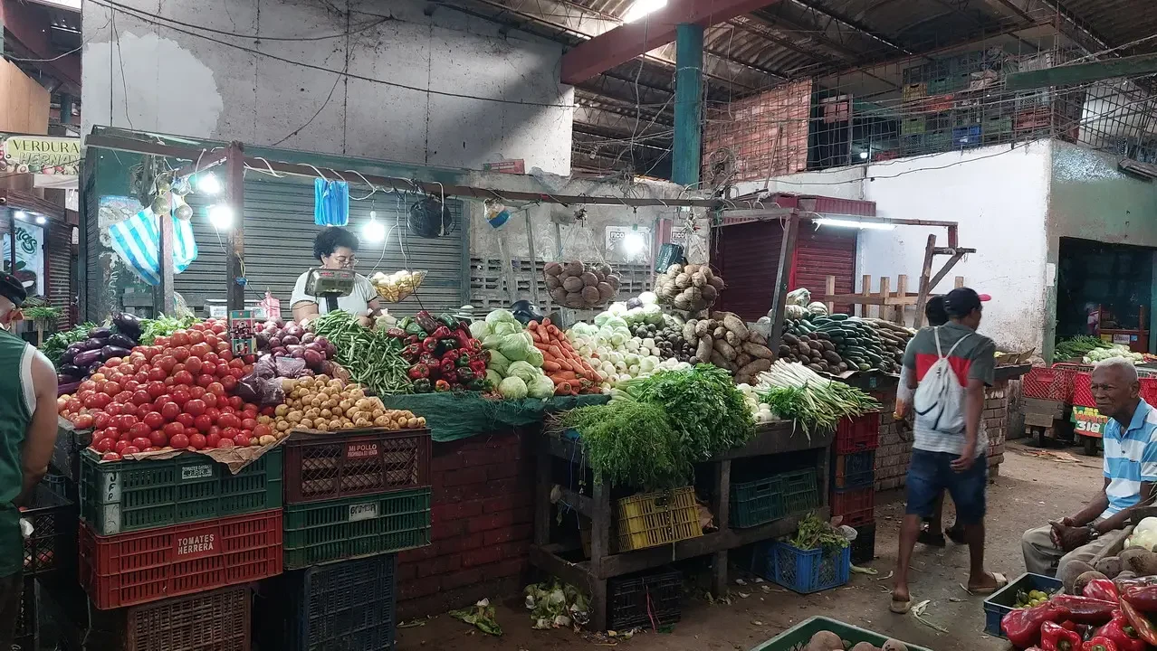 Mercato Bazurto di Cartagena con una vasta esposizione di frutta e verdura fresca.
